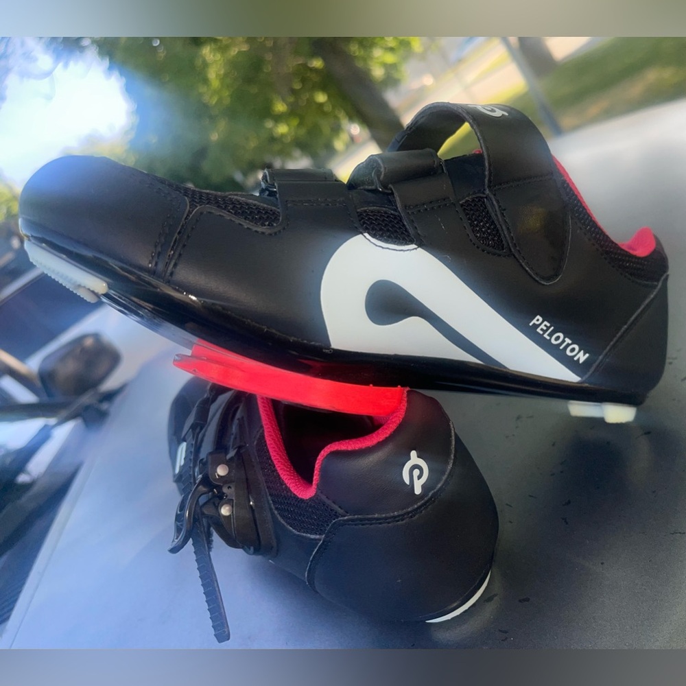 Peloton Unisex Biking Shoes . Men 7 / Women 8.5